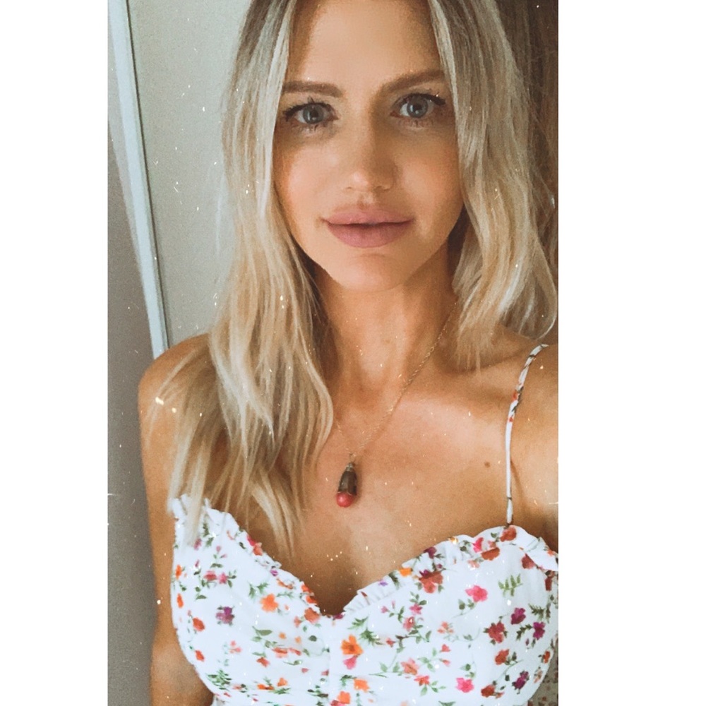 Gold necklace with rose pendant